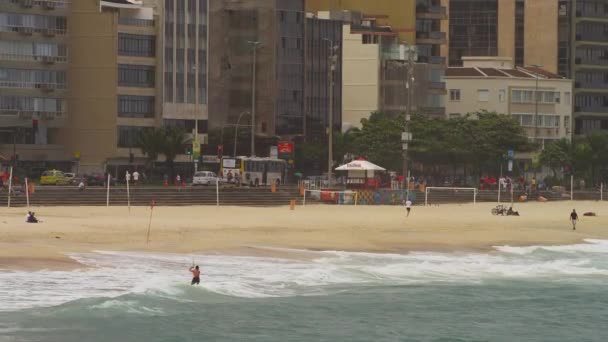Panning Tiro Parasailing Surfista Pegar Uma Onda Perto Costa Vela — Vídeo de Stock