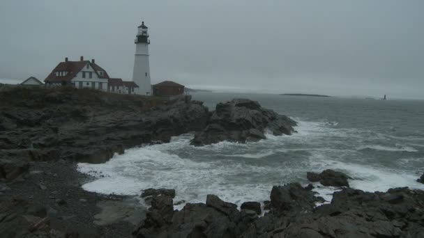 Portland Hoofd Licht Met Golven Breken Rotsachtige Kust Cape Elizabeth — Stockvideo