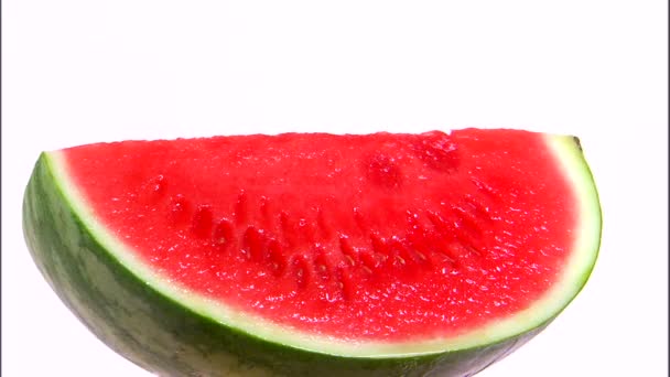 Een Wide Shot Van Een Kwart Watermeloen Draaien Een Wit — Stockvideo