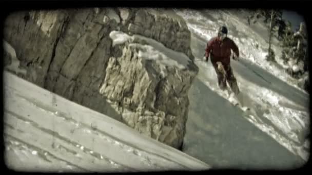 Slow Motion Van Deskundige Skiër Gekleed Professionele Versnelling Ski Berg — Stockvideo