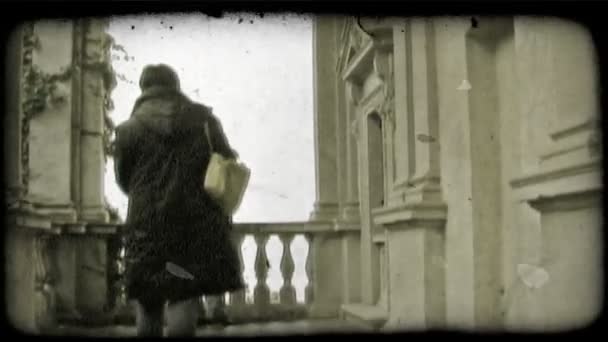 Двоє Людей Говорити Балконі Італії Урожай Стилізовані Відеокліпу — стокове відео