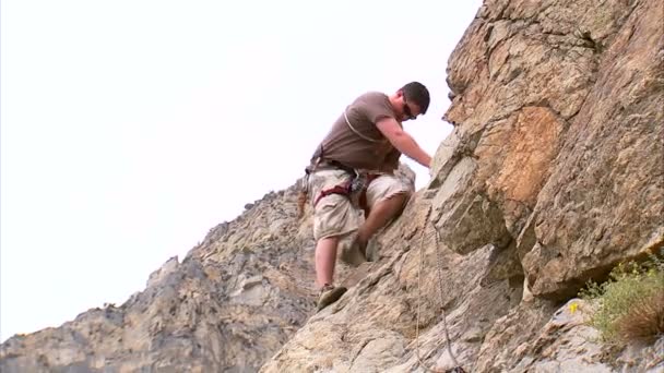 Aufnahme Eines Bergsteigers Der Die Felswand Hinunterklettert — Stockvideo