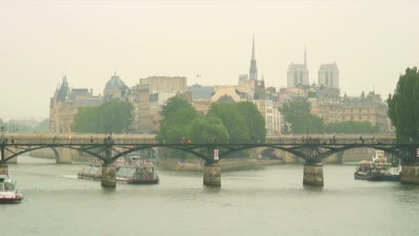 Twee Veerboten Rijden Onder Bruggen Seine Met Skyline Van Parijs — Stockvideo
