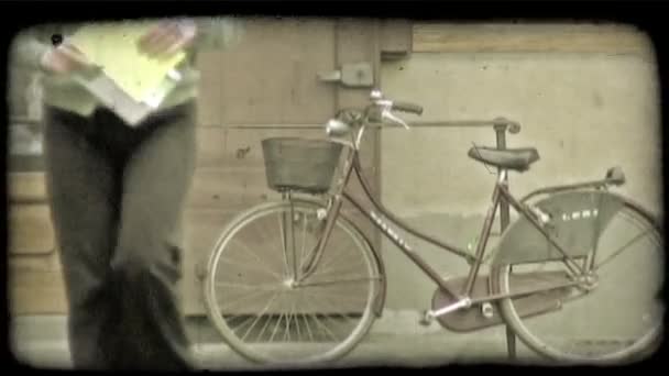 Disparo Una Bicicleta Mientras Hombre Una Mujer Caminan Vintage Clip — Vídeos de Stock