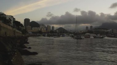 Suda sallanan balıkçı tekneleri ile alacakaranlıkta Rio Guanabara Körfezi Pan.