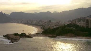 Rio de Janiero'nun plajlarından birinin, sıra arka planı ve şehir çizgisi görünür havadan çekilmiş fotoğrafı