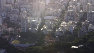 Binalar ve Rio de Janeiro ağaçlardan bir gözcü şehrin yukarısındaki gündüz statik görüntüleri.