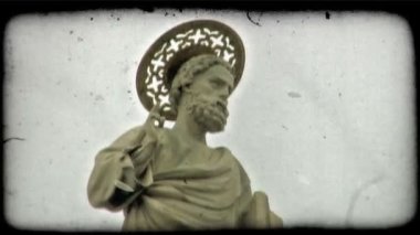 Dini bir heykel bir İtalyan binasında orta bir kadeh. Vintage stilize video klip.