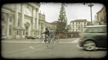 Tarafından otomobil sürücü olarak Pan atış bir binanın duvarları üzerinde resimleri bir sürü yaptı. Vintage stilize video klip.