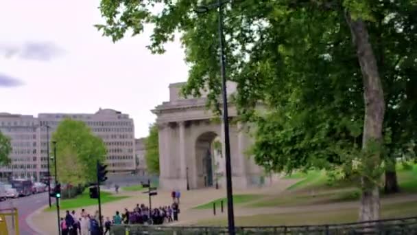 在海德公园的惠灵顿拱门的慢动作视图与一大群人停在伦敦 英国街头 — 图库视频影像