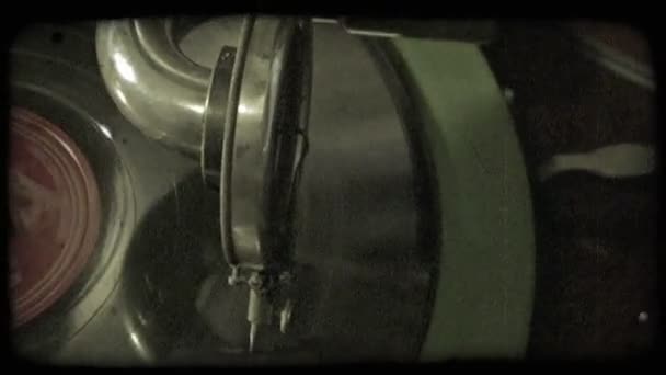 Gros Plan Panoramique Rotation Disque Sur Tourne Disque Vintage Stylisé — Video