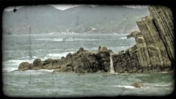 Grande Quantidade Ondas Cair Sobre Rochas Itália Vintage Clipe Vídeo — Vídeo de Stock