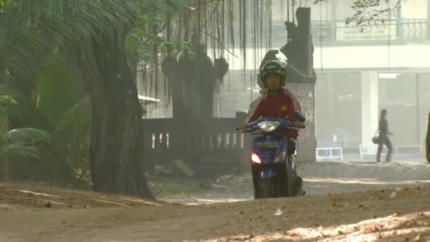 Bali Indonesia Circa 2013 Colpo Medio Persona Scooter Strada Sterrata — Video Stock