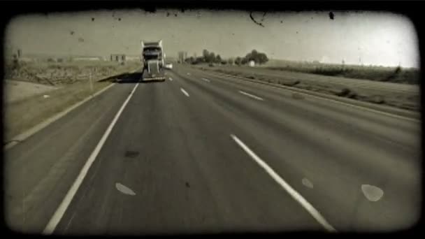 大型工业卡车沿着州际高速公路快速驱动器周围的树 污垢和往相反方向的车离开 复古风格化视频剪辑 — 图库视频影像