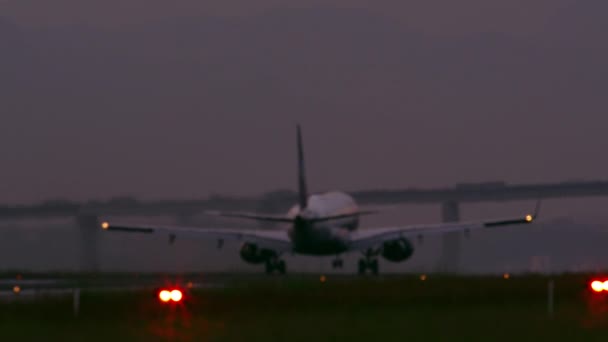 在里约热内卢 2013 商业飞机从里约热内卢 巴西的 Jacrepagua 机场起飞 汽车和船桥可以见于背景 — 图库视频影像