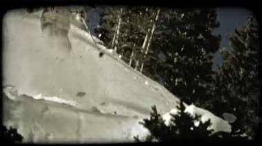 uzman kayakçı, profesyonel vitese giyinmiş uçurumun kayaklar. Vintage stilize video klip