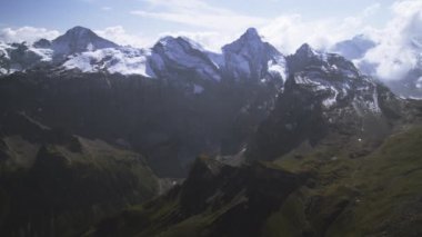 İsviçre Alpleri 'nin geniş statik görüntüsü. Alpler 'in tepeleri karla kaplı. Sis görünür bir şekilde kalkıyor..