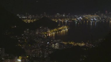 Avenida Das Nacoes Unidas Rio de Janeiro, Brezilya için hızlandırdı-up gece görüntüleri. Araba hareket, ek yükü bir uçak uçar ve çim--kamera--önünde esinti ile hamle.