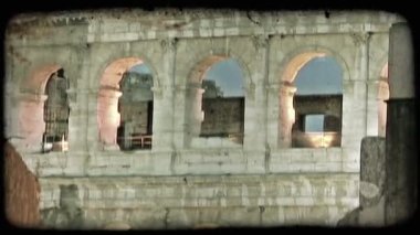 Bir kadeh Kolezyum Roma, İtalya. Vintage stilize video klip.