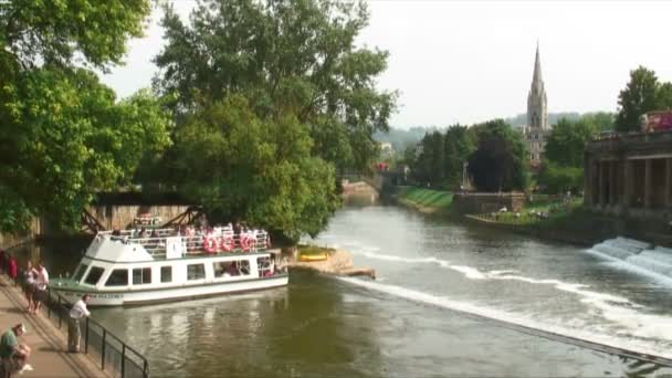 View Pulteney Weir Ferry Turning River Avon Spire John Church — Stock Video