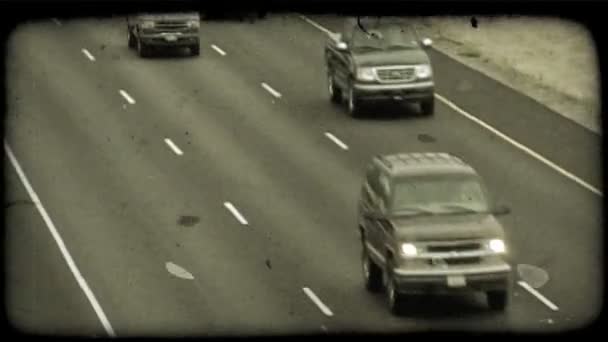 자동차는 흐린된 날에는 고속도로 소통량에 레이크 시티에서 고속도로 빈티지 스타일된 — 비디오