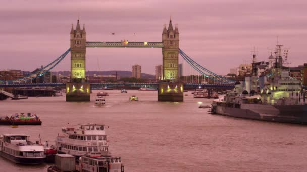 Plano Panorámico Estacionario Tower Bridge Río Támesis Londres Atardecer Está — Vídeos de Stock