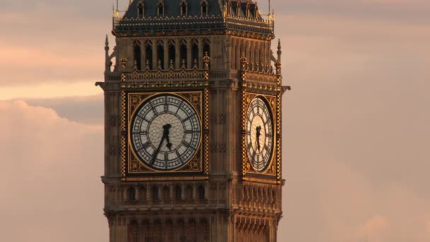 Nahaufnahme Der Uhr Big Ben Bei Sonnenuntergang Sind Bunte Rote — Stockvideo