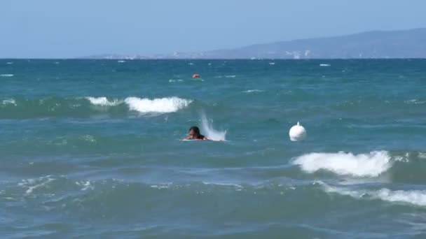 Woman Riding Boogie Board Waves — Stock Video