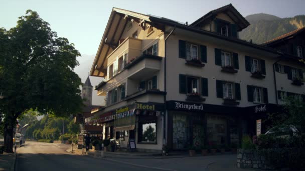 在一个美丽的夏日午后 当汽车和骑自行车的人经过时 布赖恩泽布尔利酒店从街对面拍摄的影片 在瑞士布赖恩茨拍摄 — 图库视频影像