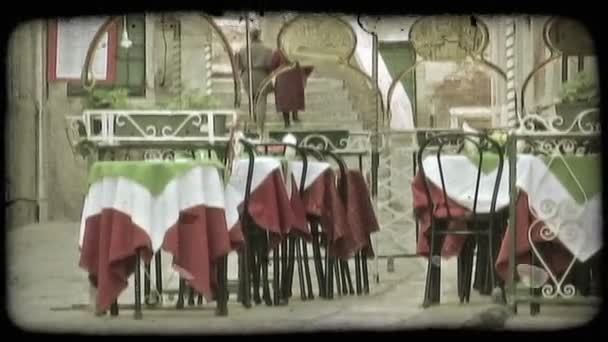 イタリアで飾られたテーブルの背景に離れて歩いて古いカップルのショット ビンテージの様式化されたビデオ クリップ — ストック動画