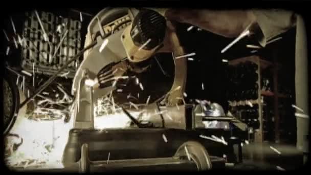 Homem Shirt Corta Metal Com Grande Máquina Lâmina Primeiro Plano — Vídeo de Stock