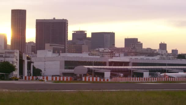 ジャネイロ ブラジル 2013 ジャネイロ ブラジルのジャカレパグア空港の流し撮り 飛行機は プライベートとして端末に停められる飛行機の駐機場にタクシー — ストック動画