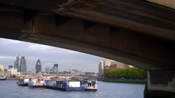Macchina Fotografica Viaggia Sotto Waterloo Bridge Mostra Barche Sul Tamigi — Video Stock