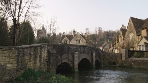 Weitschusspfanne Aus Altem Steindorf Und Brücke — Stockvideo