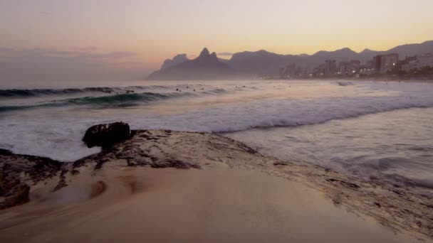 Fotografia Estática Surfistas Pessoas Vaguear Água Ondas Pôr Sol Praia — Vídeo de Stock