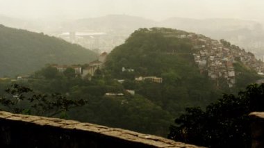 Görüntüler Hills ve Rio de Janeiro'da Maracana Stadyumu bir görünümünü dahil olmak üzere, evlerin devirme. Brezilya'da filme.
