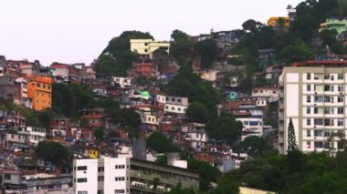 Rio de Janeiro, Brezilya için dağın boyunca bir favela evlerde görüntüsünü kaydırma