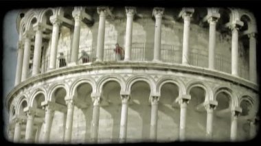 İnsanlar Tower of Pisa İtalya balkonda vurdu. Vintage stilize video klip.