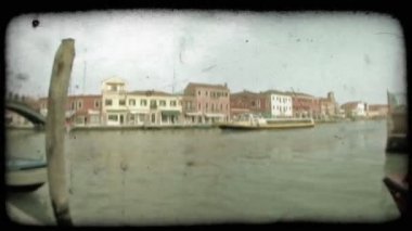 Bir tava büyük bir beyaz ve sarı feribot Venedik kanalı aşağı seyir olarak bıraktı. Vintage stilize video klip.