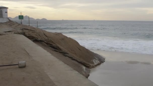 Отслеживающий Снимок Человека Делающего Один Представителей Тяжелой Атлетики Пляже Ипанема — стоковое видео