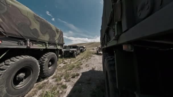Dollying Time Lapse Záběr Mezi Dva Kamiony Vojenský Konvoj Školení — Stock video