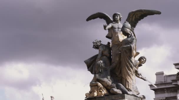 Uno Scatto Statue Davanti Patriae Vnitati Edificio Governativo Roma — Video Stock