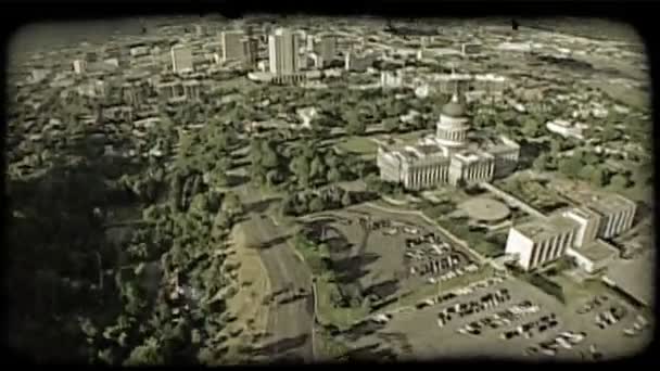 Aerial Ditembak Atas Gedung Utah Capitol Dengan Bangunan Kota Dan — Stok Video