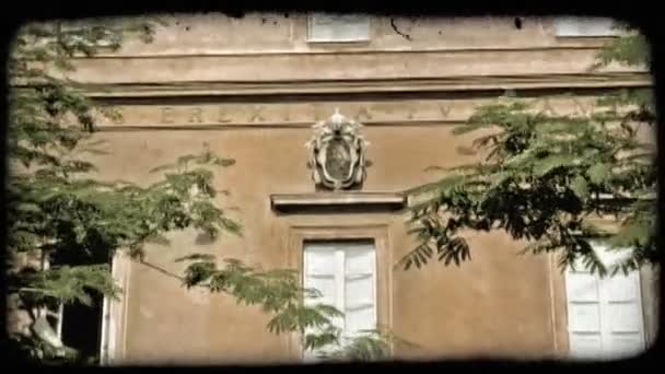 Uno Scatto Edificio Romano Con Alberi Che Soffiano Primo Piano — Video Stock