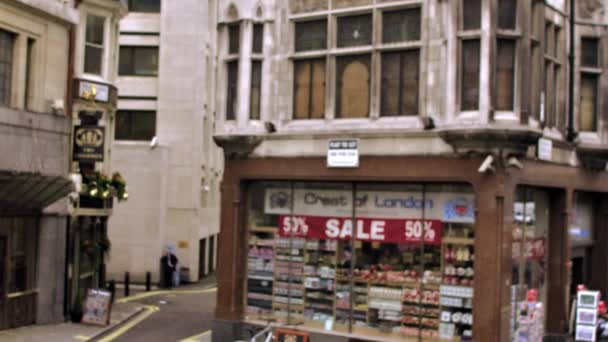 英国伦敦 2011年10月11日 在英国伦敦 不明身份的人走在人行道上 在街道旁看到商店门前的景色 — 图库视频影像