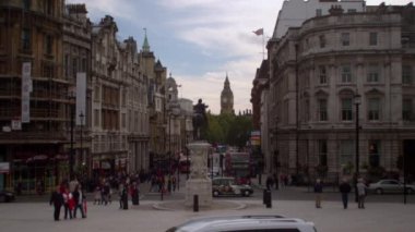 Londra - 9 Ekim 2011: Trafalgar Meydanı ve Charing Cross'a yakın bir sokakta kırtasiye fotoğrafı. Kral I. Charles'ın heykeli ön planda ve bazı insanlar yanı sıra otobüs ve araba sürüş hakkında yürüyüş.