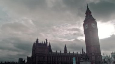 Londra'da akşam Westminster sarayının arkasında fırtınalı bulutların sabit görünümü, İngiltere.