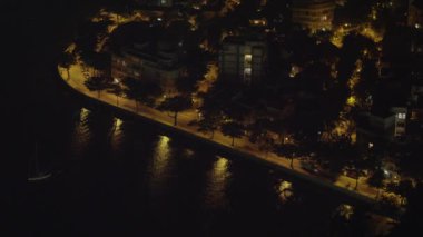 Rio de Janeiro meşgul bir karayolunda helikopter görünümünü.