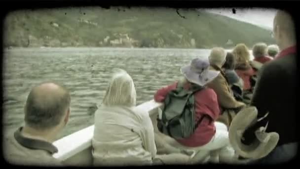 ボート上の人々 別の観光スポットの写真を撮る ビンテージの様式化されたビデオ クリップ — ストック動画