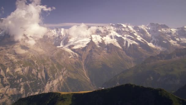 アルプスとスイスのスキー場のリフトのショットをパンします 右から左からアルプス自体とスキー場のリフトに乗って人に移動にカメラのパン — ストック動画